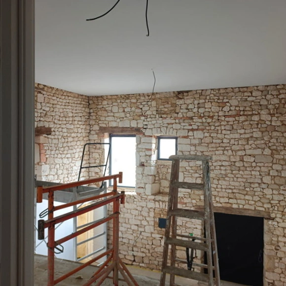 Séjour d appartement rénové avec des peintures claires