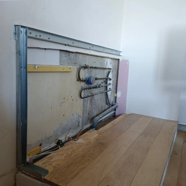 Coffrage en plaques de plâtre autour d’une gaine technique