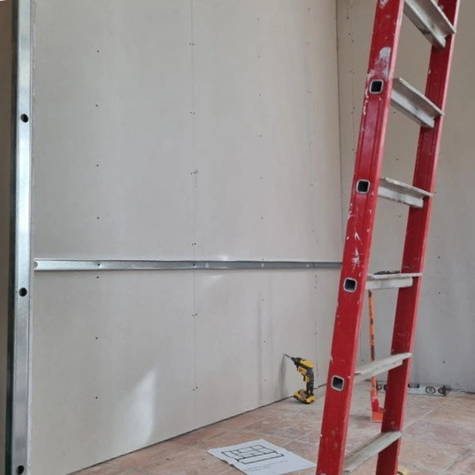 Doublage de mur intérieur en plaques de plâtre avec isolation