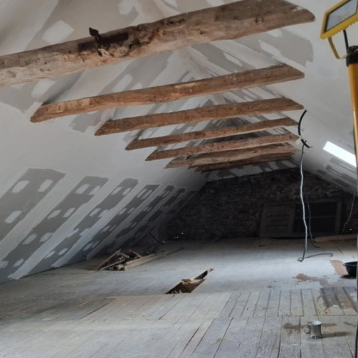 Artisan plaquiste travaillant sur un chantier intérieur