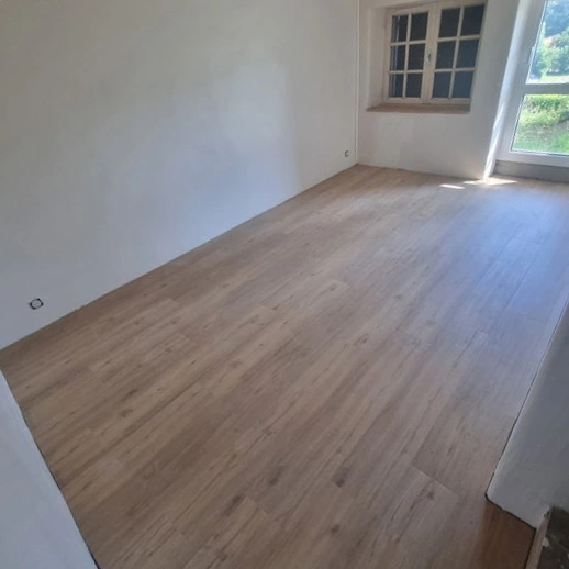 Sol en parquet stratifié dans une pièce moderne