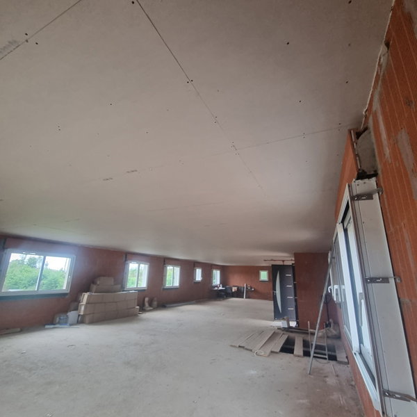 Plafond en plaques de plâtre avec éclairage encastré