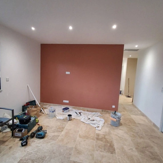 Mur en cours de peinture avec un rouleau