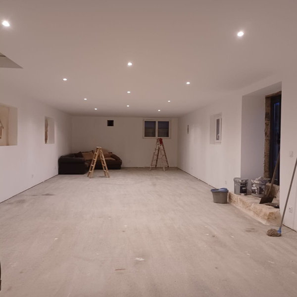 Peintre appliquant de la peinture blanche au plafond