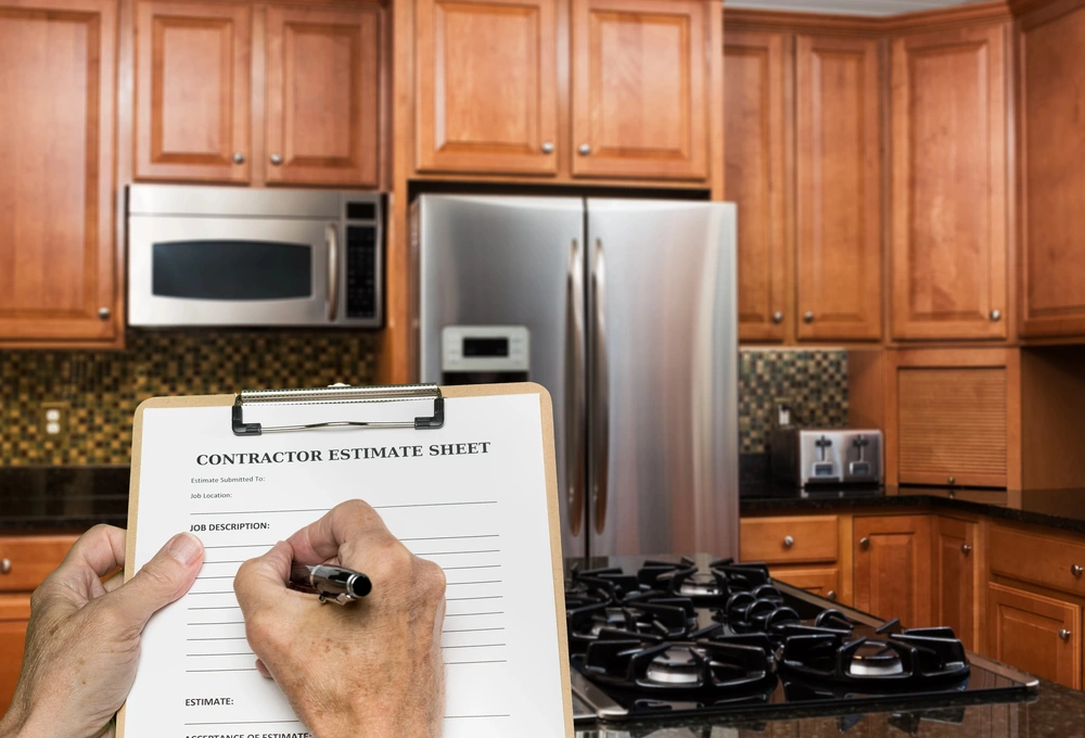 Devis de travaux signé sur une table