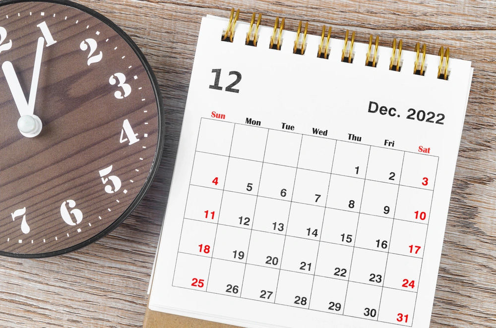 Calendrier et montre symbolisant le respect des délais de chantier